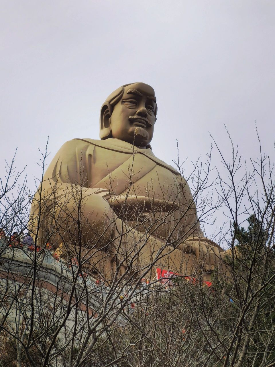 威海赤山大佛    庙里烟火旺盛 众生祈求平安 神灵听着碎碎细语 抬眼