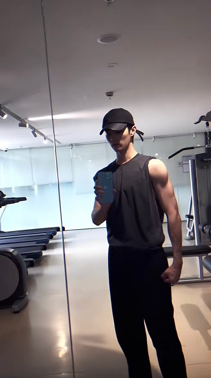 许凯你练这么多肌肉9499出来就是为了在蜜桃爬吗