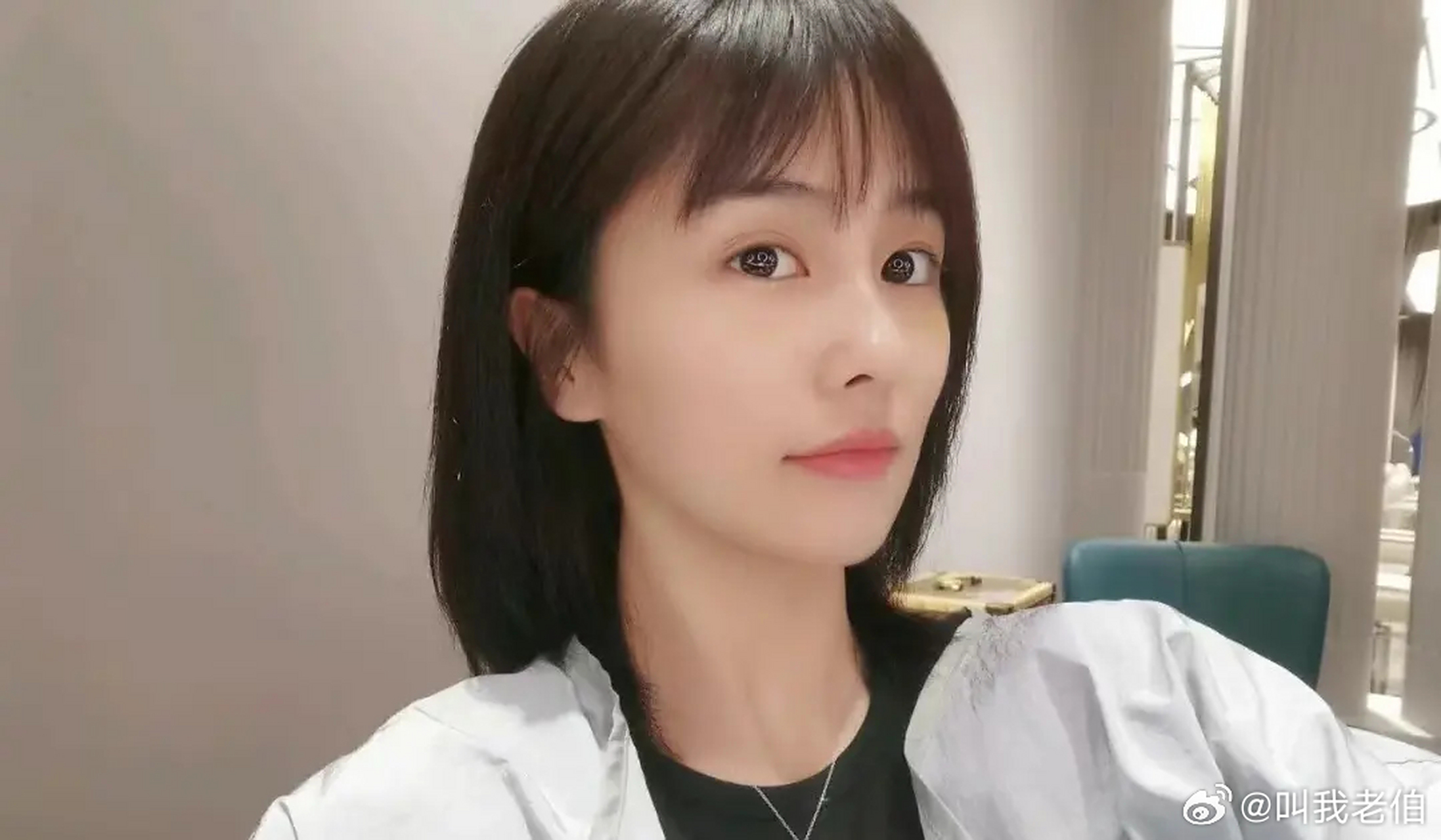 白鹿的短发,看起来还挺小清新的