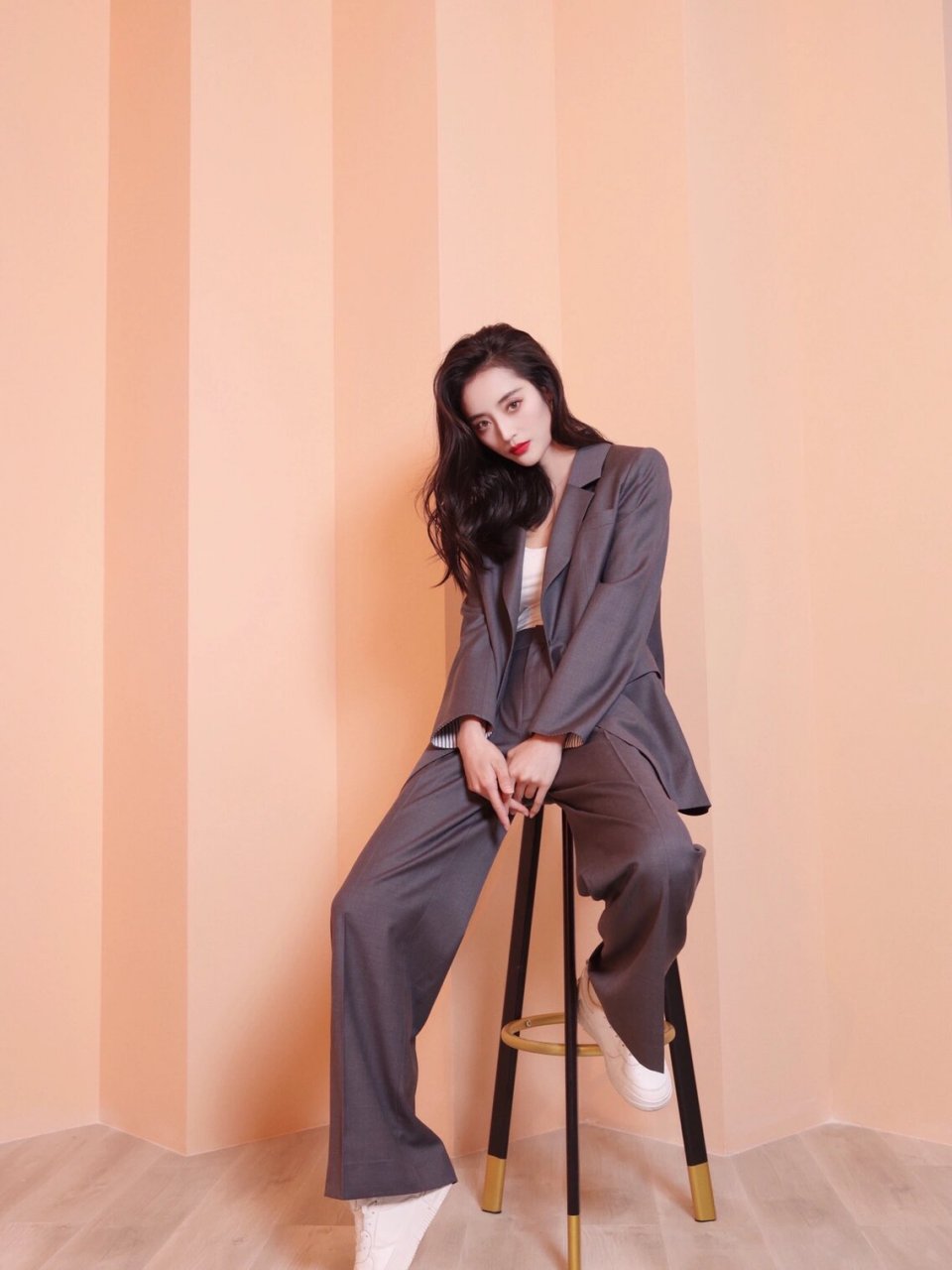 明星都在穿ladys elite | 秦雪带来西装大片 演员秦雪身穿elite 灰色