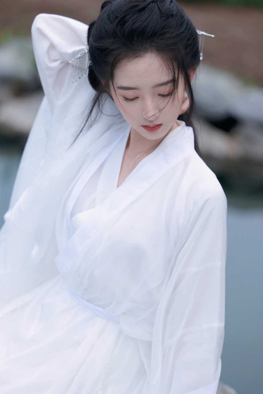 邓恩熙 最新古风写真,一袭白衣清冷感十足,好想看妹妹演一部古偶啊!