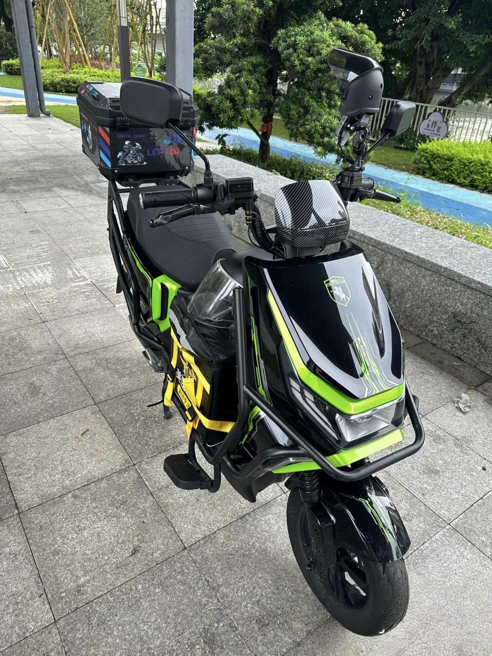 赛鸽黑骑士电动车b3,空车架不带电池.带尾箱和磁吸充电宝价值500元