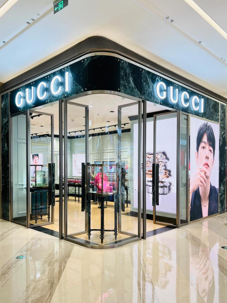 近期深圳万象城新开一家gucci腕表,这家店位于b1层通往万象城三期的