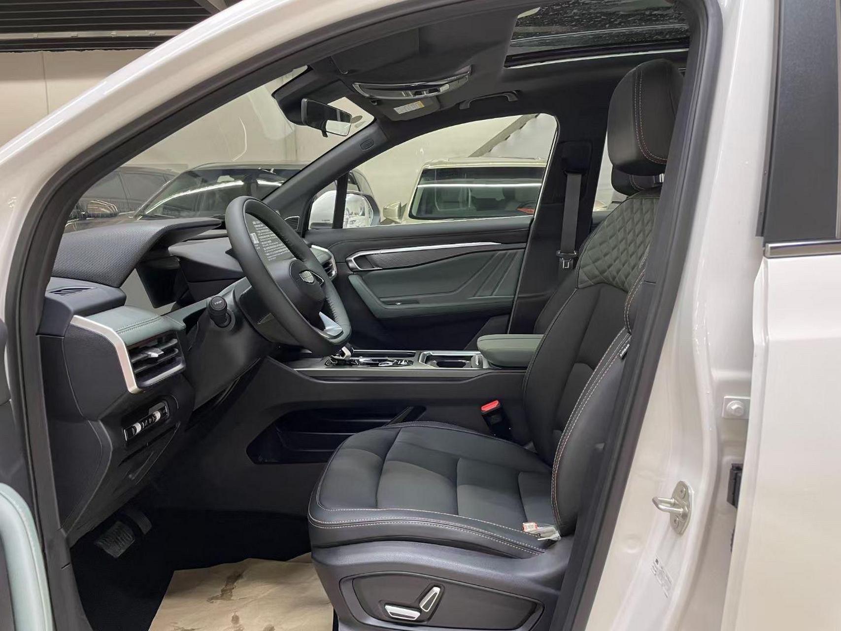 23款吉利豪越l全景天窗,198公里新车标准,7座,全景天窗,前后头部气帘