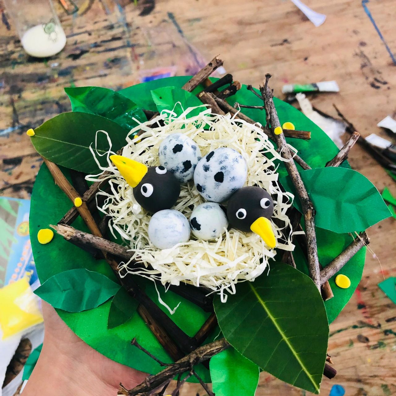 鸟窝 准备手工材料: 剪刀 白乳胶 树叶91 树枝 超轻粘土(鸟蛋和小鸟