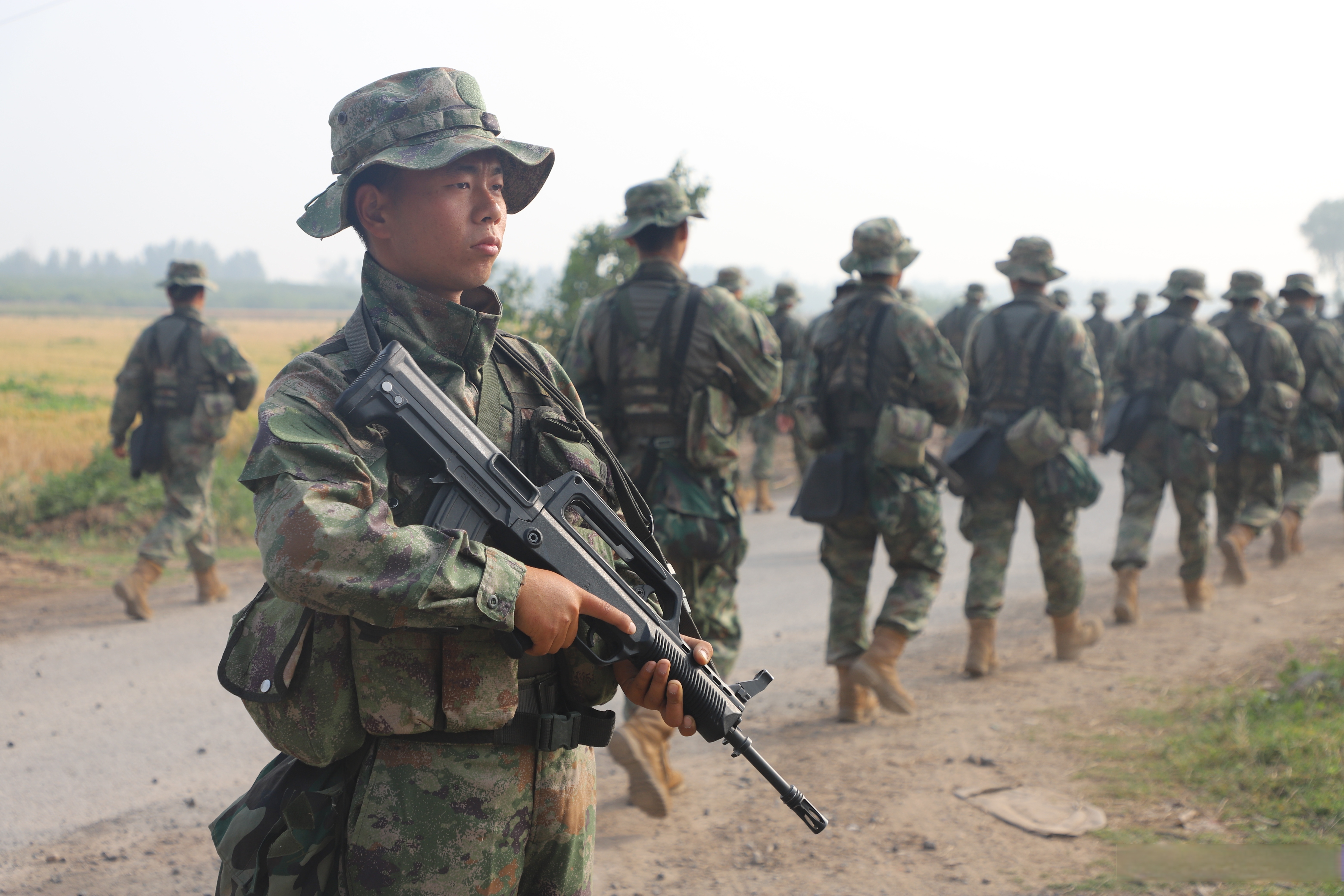 近日,海军勤务学院某训练基地,组织新兵开展驻训拉练,检验前期训练
