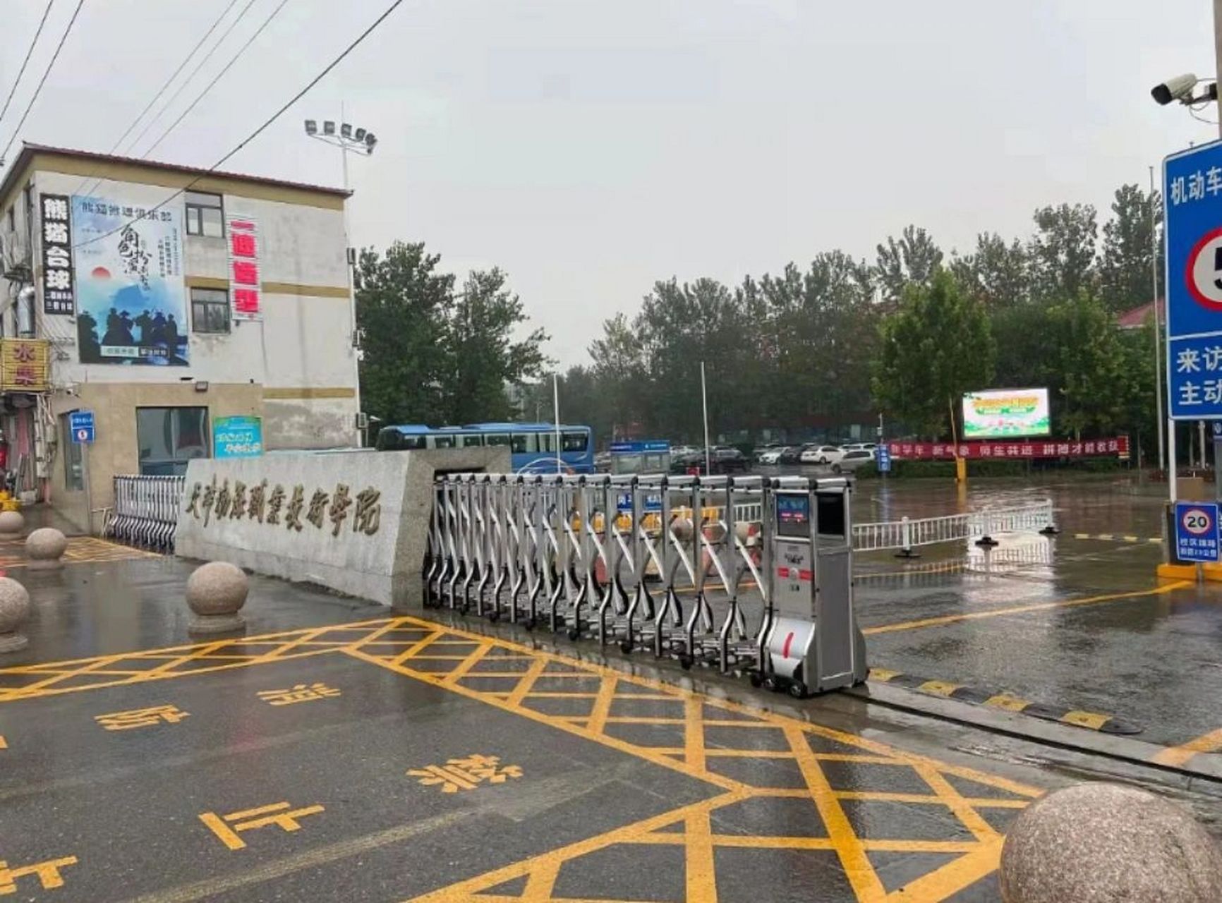 hello亲爱的学弟学妹们 欢迎你们来到天津渤海职业技术学院 我在这对