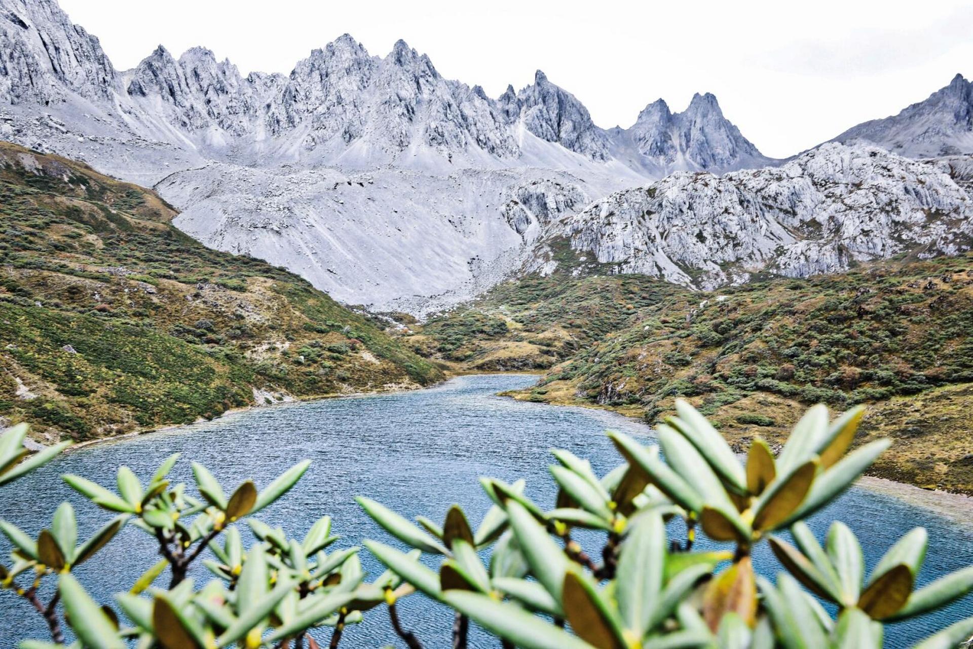 阿布吉措位于云南迪庆州香格里拉市小中甸镇附近,在小中甸花海往前