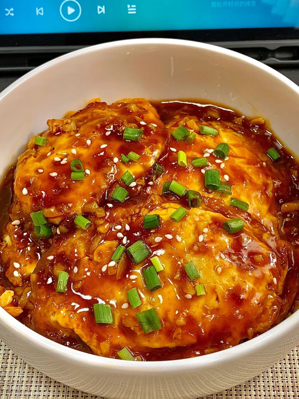 91【糖醋荷包蛋】 93所需食材:六个鸡蛋04,葱蒜末若干.