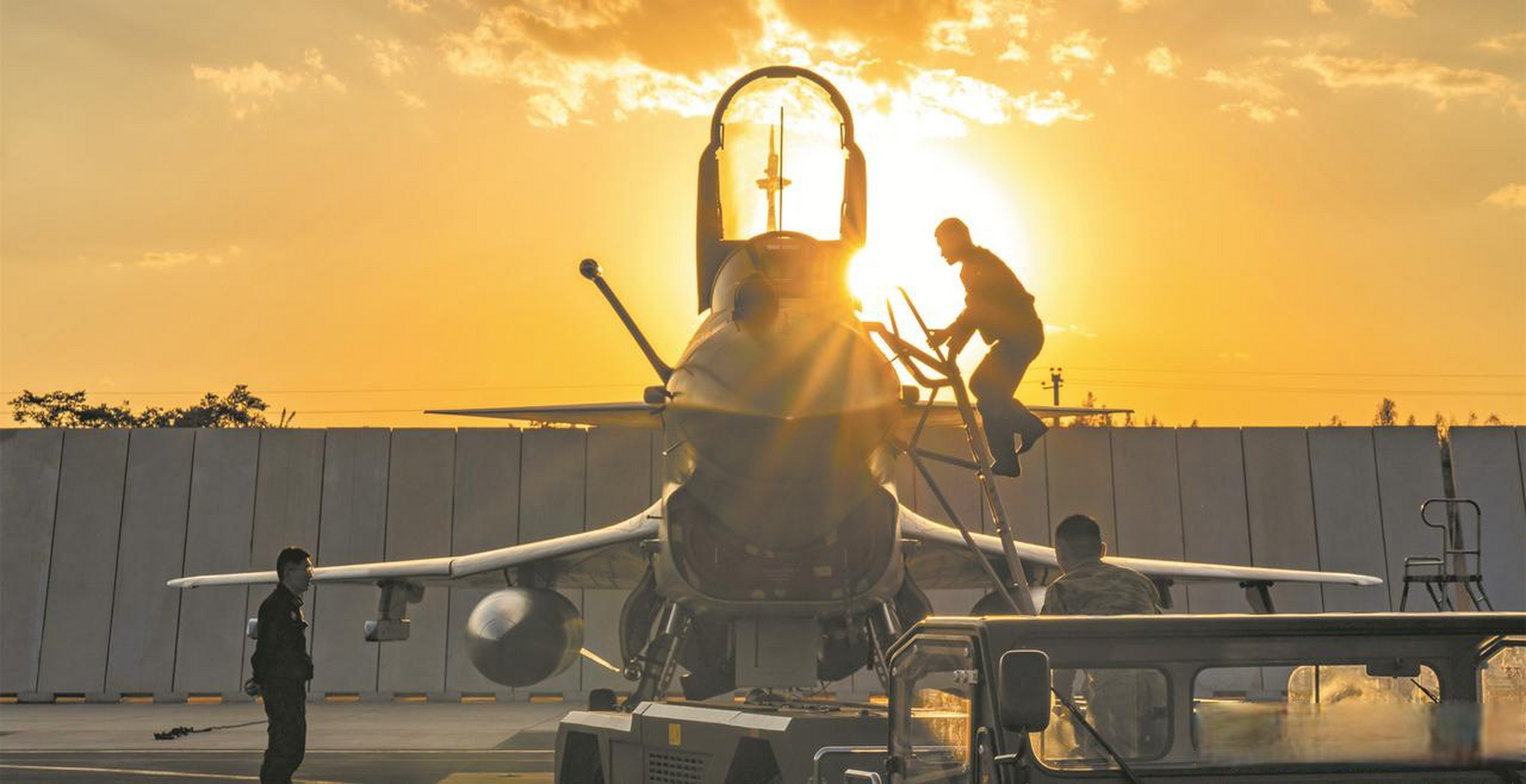 近日,空军某旅组织实战化飞行训练.(解放军报)