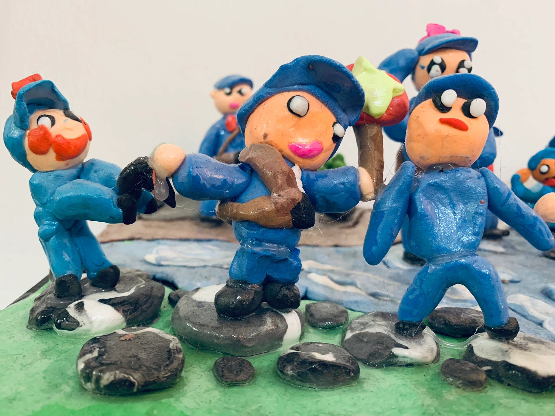 红色润童心——美工区《彩泥塑英雄》 运用彩泥塑造红军人物形象,创设