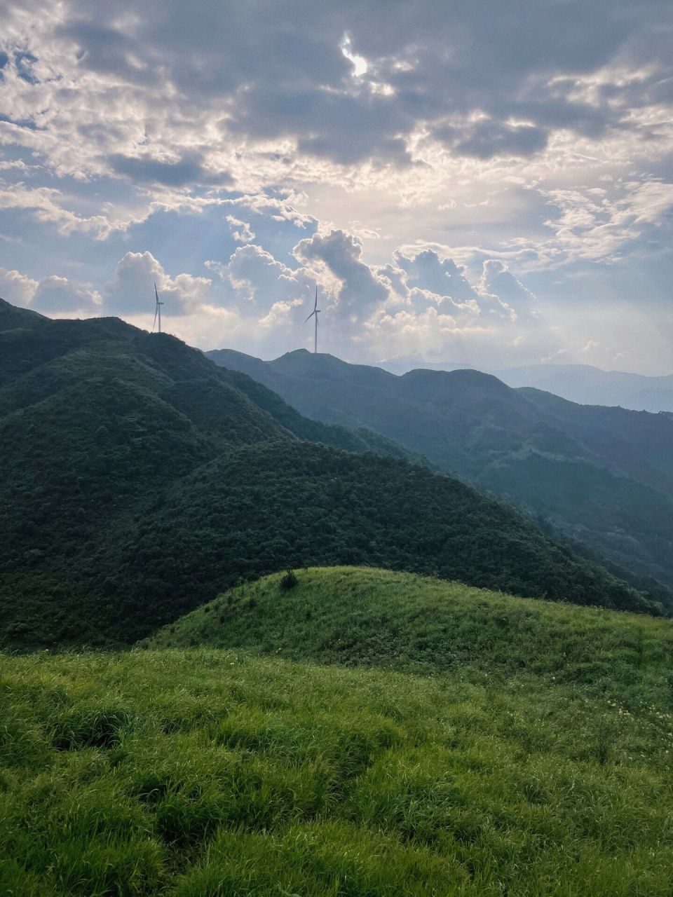 桂东万洋山草甸与风车 不得不说桂东真的很凉快,从城里开车到万洋山