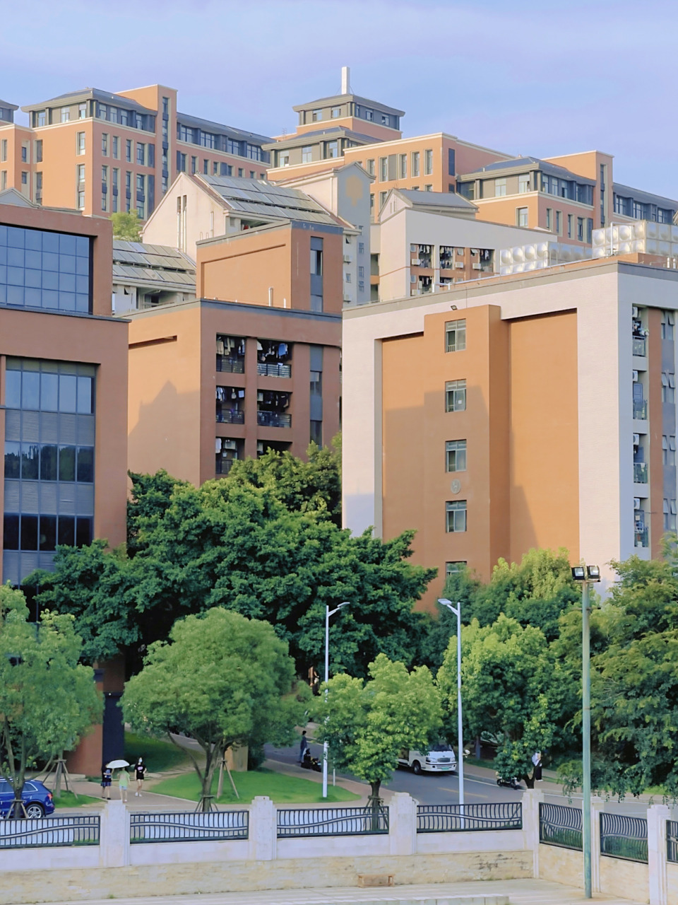 福建最美高校之一福州阳光学院 山地式的校园布局,可以俯瞰城市风光