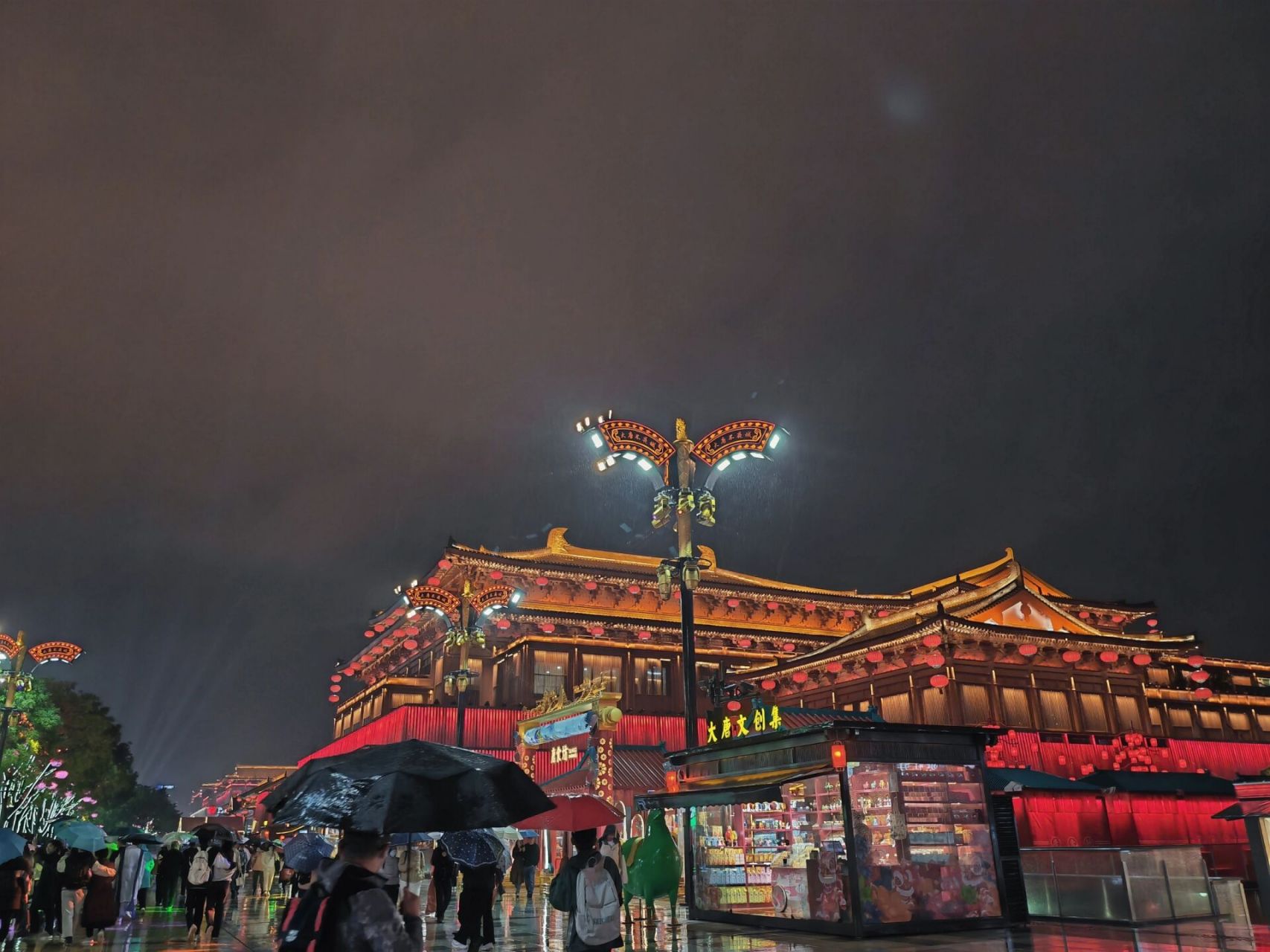 大唐不夜城雨景图片