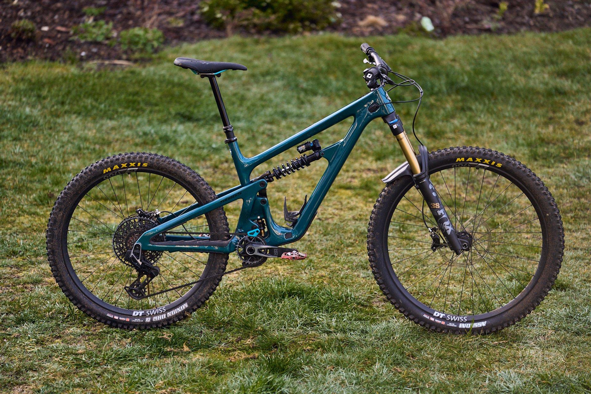 一款强大的混合轮径山地自行车,拥有165毫米的后轮行程,适合各种骑行