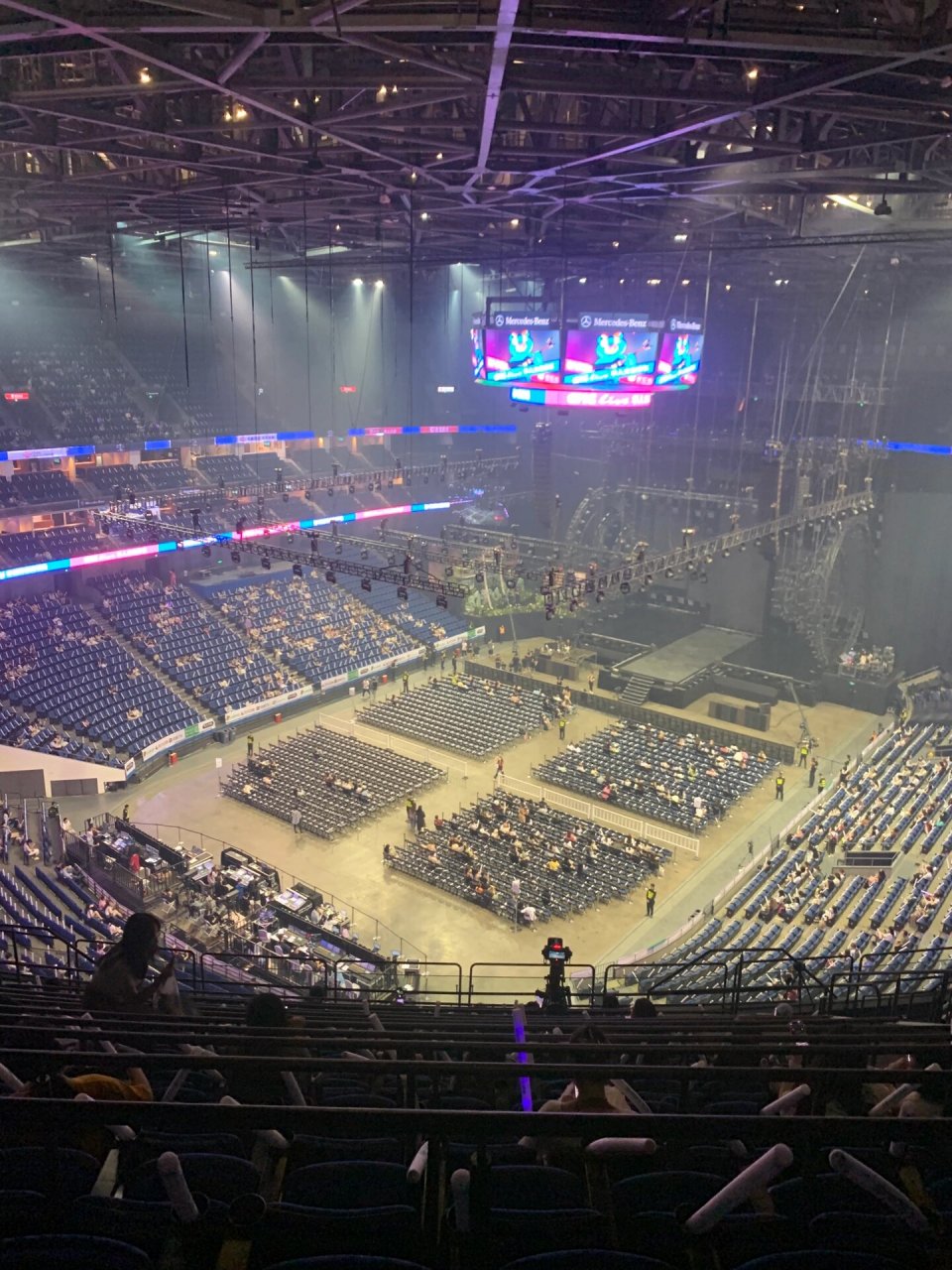 梅奔5层看台526 13排11座视角 图1未放大 图2放大6倍