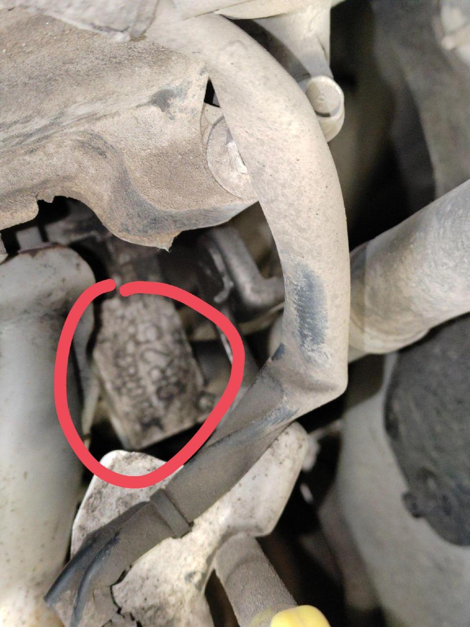 郑州日产尼桑皮卡发动机号位置在机油标尺下面 车架号在副驾下面大梁