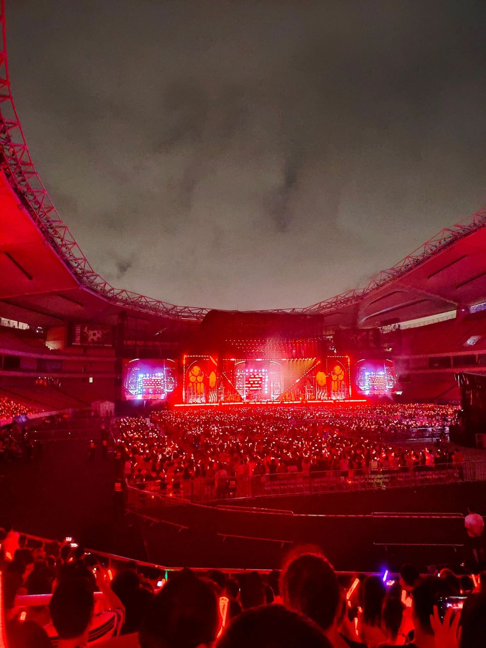 729蔡依林上海演唱会回来了,很嗨!荧光棒疯狂的摇!