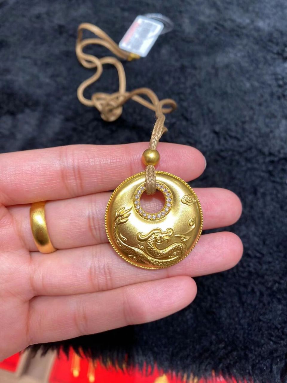首饰分享:菜百点钻古法吊坠 一口价 我朋友买的,没敢问价格,问了我也