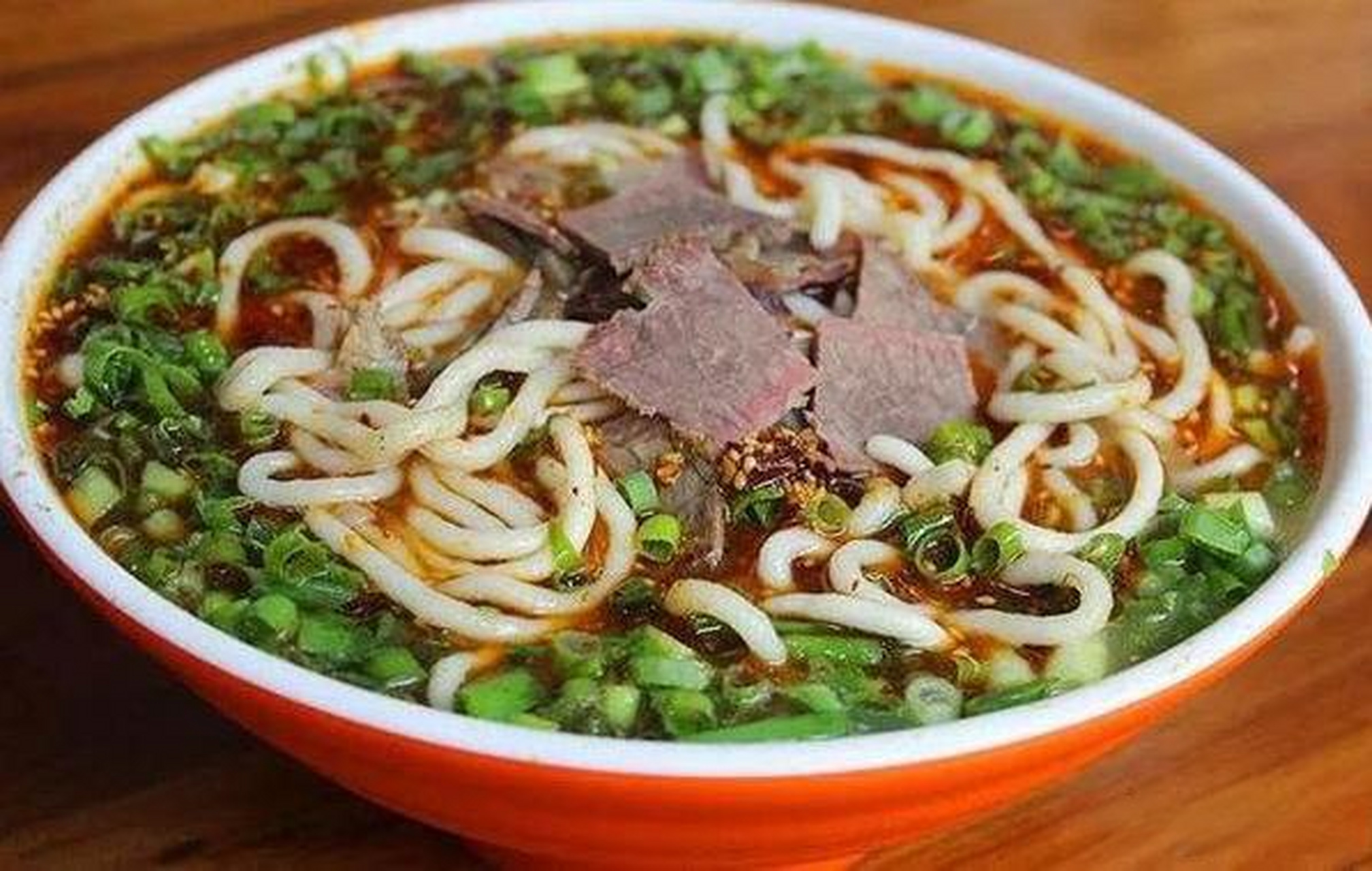 郏县饸络面脱胎于陕西的饸络面,到郏县后进行了改良,变成了"正宗郏县