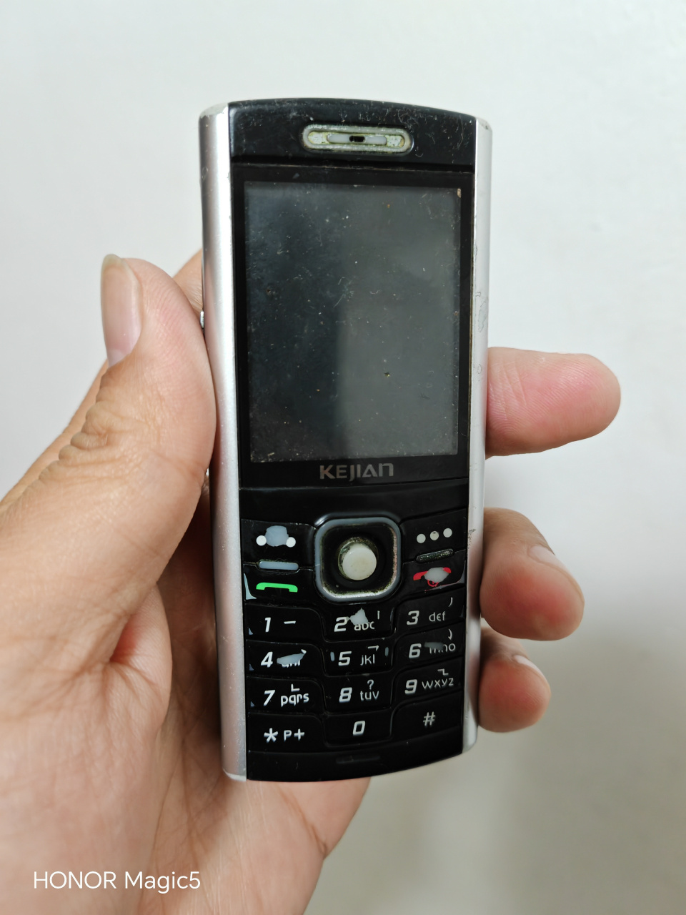 这是我的第一部手机,科健非智能机,当时主要觉得它能播放音乐,还可以