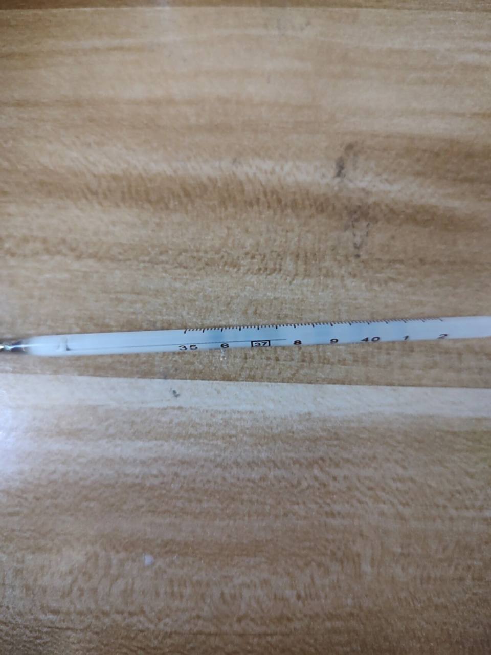 家里没有电子温度计,只有这个不过这个温度计是我在高中时发烧买的