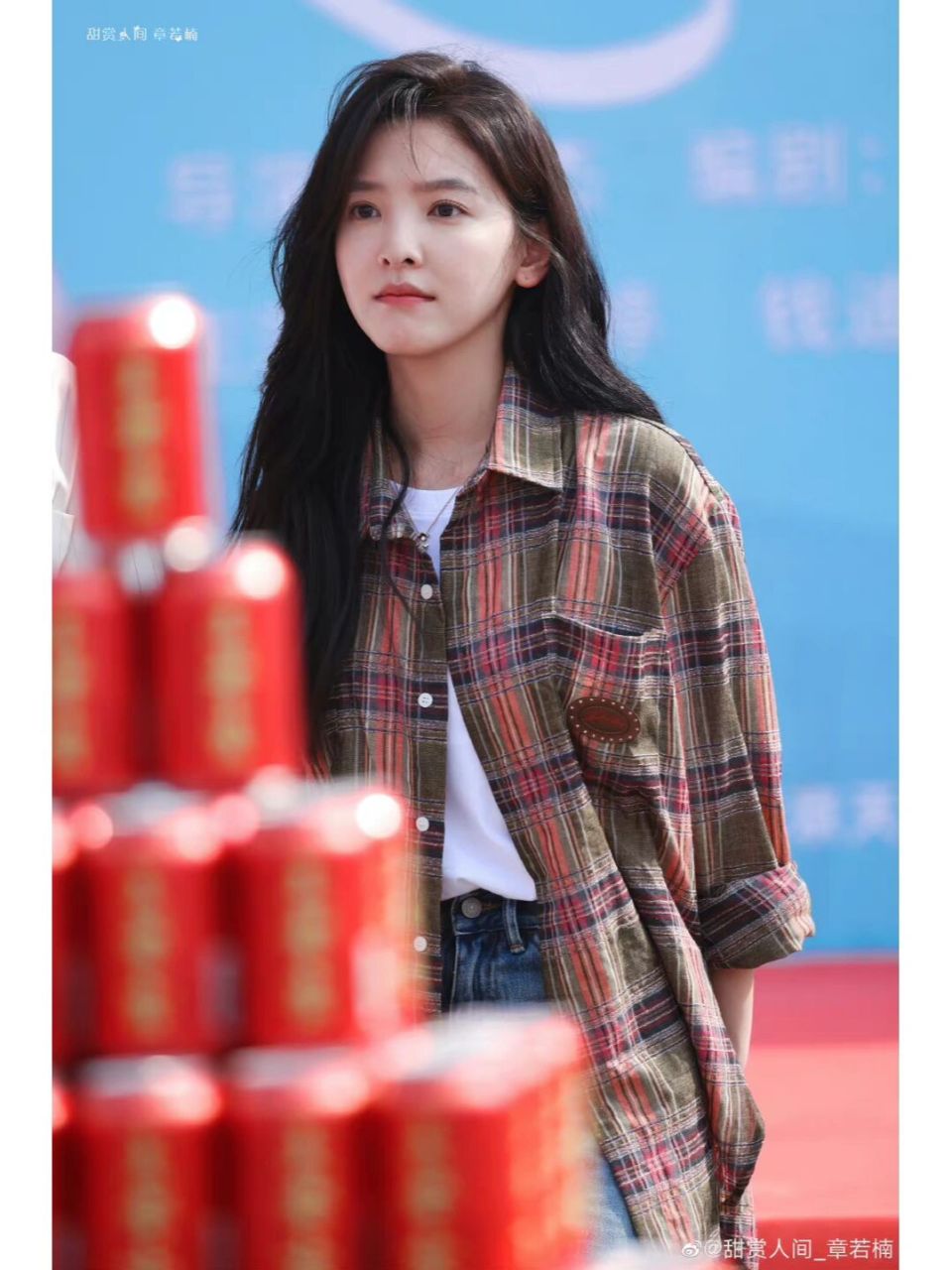 章若楠私服分享 她真的好爱这双笑脸魔术贴 格纹衬衫搭配牛仔裤,青春