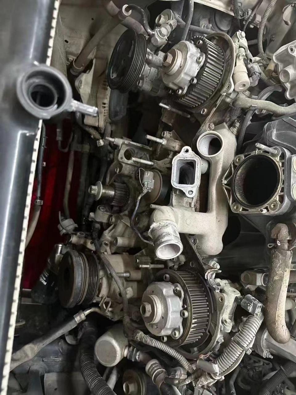 丰田雷克萨斯2uz发动机使用的正时皮带需要每四年或十万公里更换一次