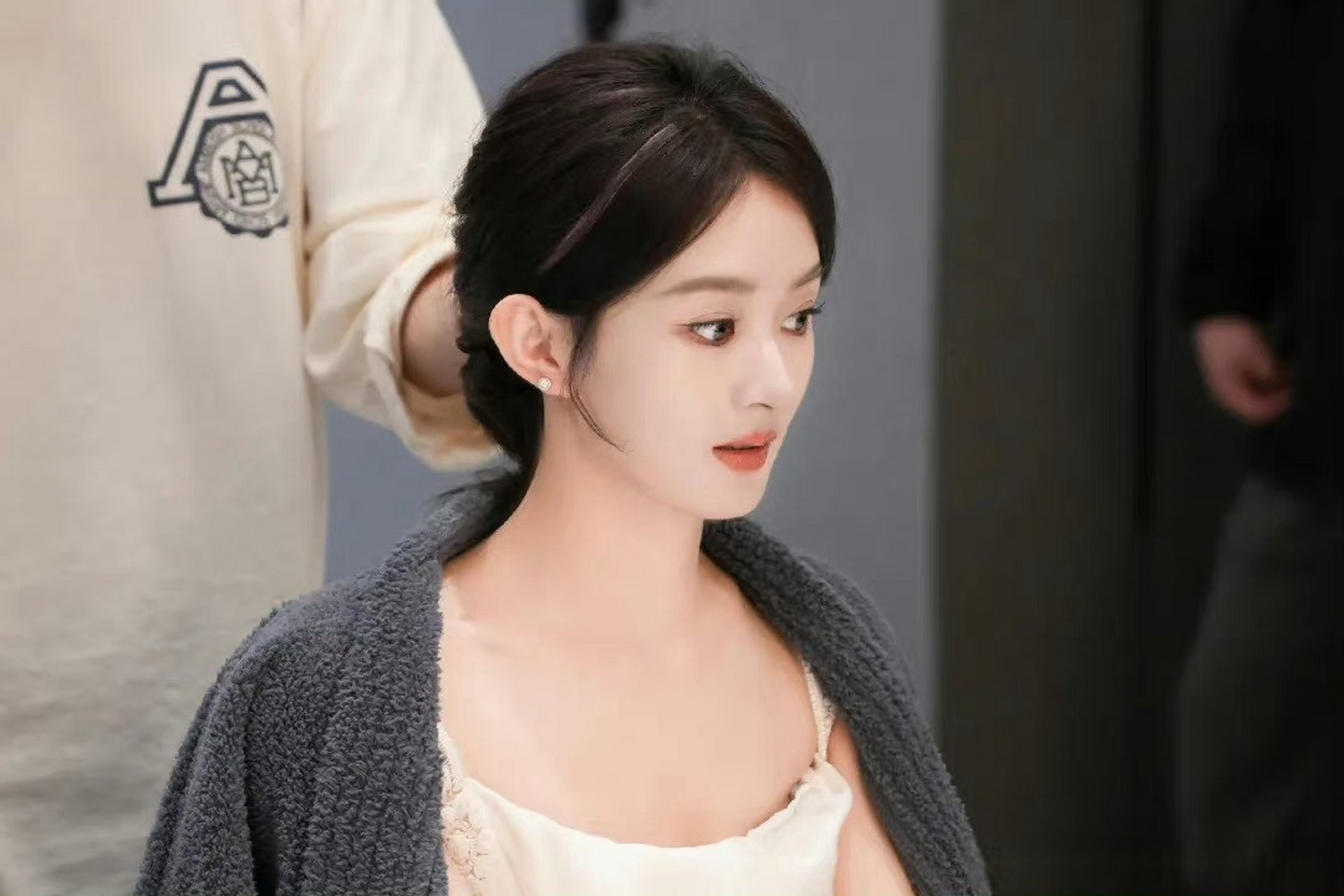 赵丽颖片场抓拍瞬间 台上是光芒四射的女明星,台下是认真拍戏的好演员