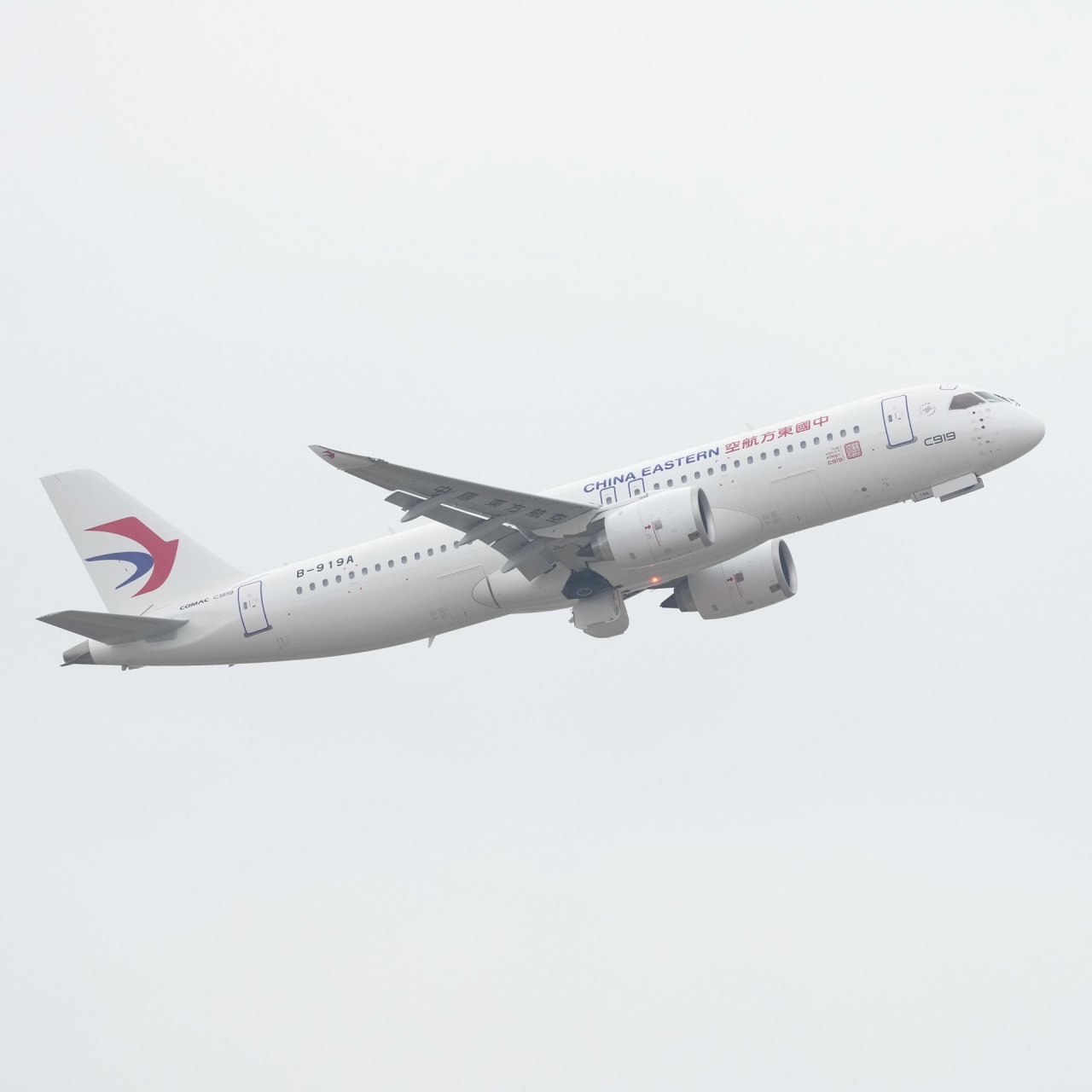 首架正式交付的 c919 客机从上海浦东国际机场起飞.