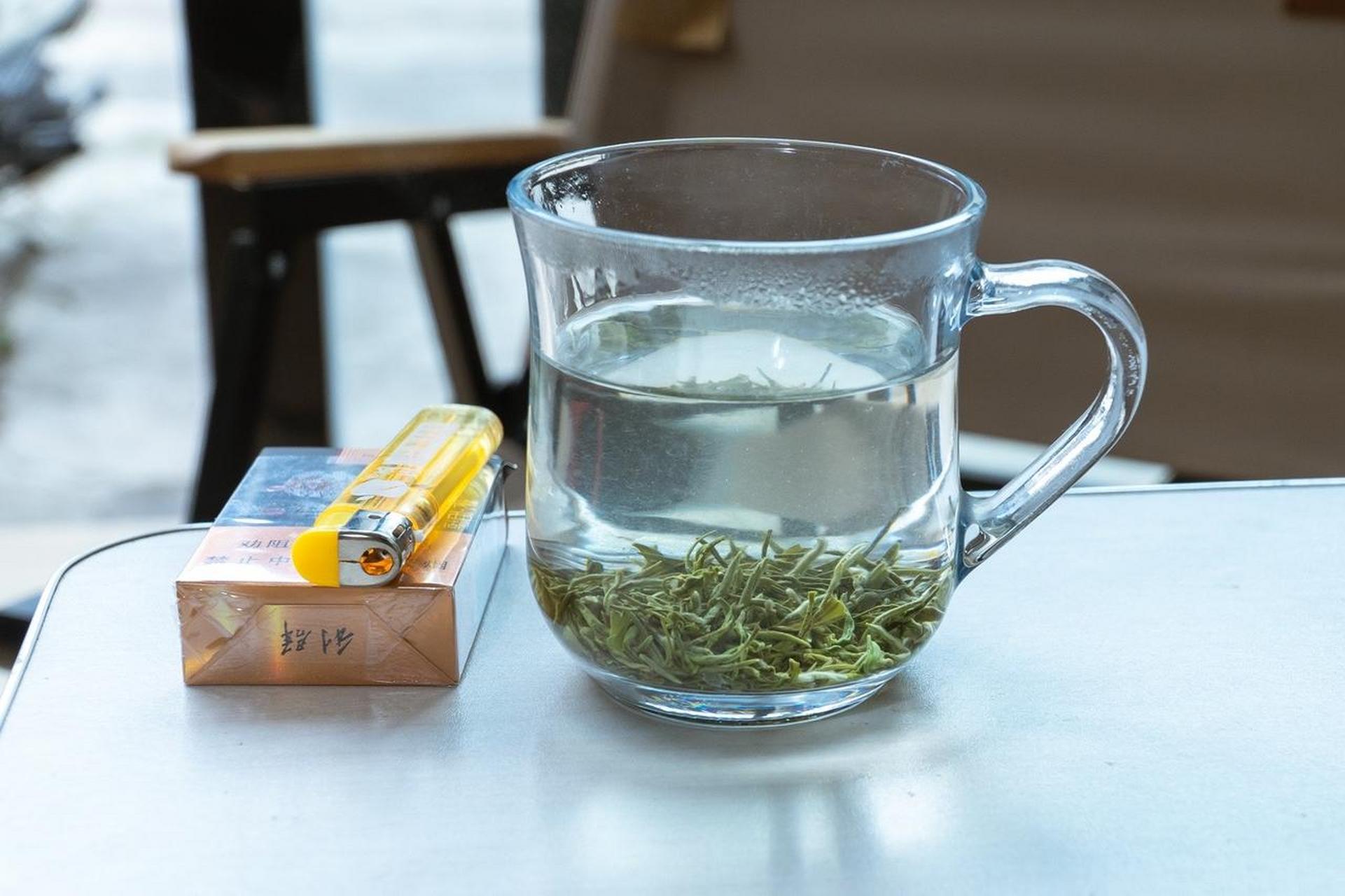 农村生活就是这么的悠闲,一杯茶一包烟,一条椅子坐一天.