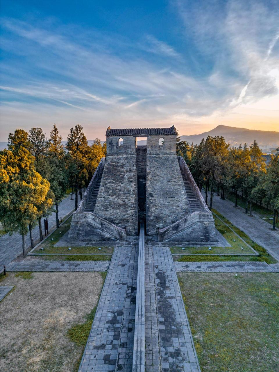 河南博物院建筑原型——登封古观星台 在登封市东南15公里的告成镇有