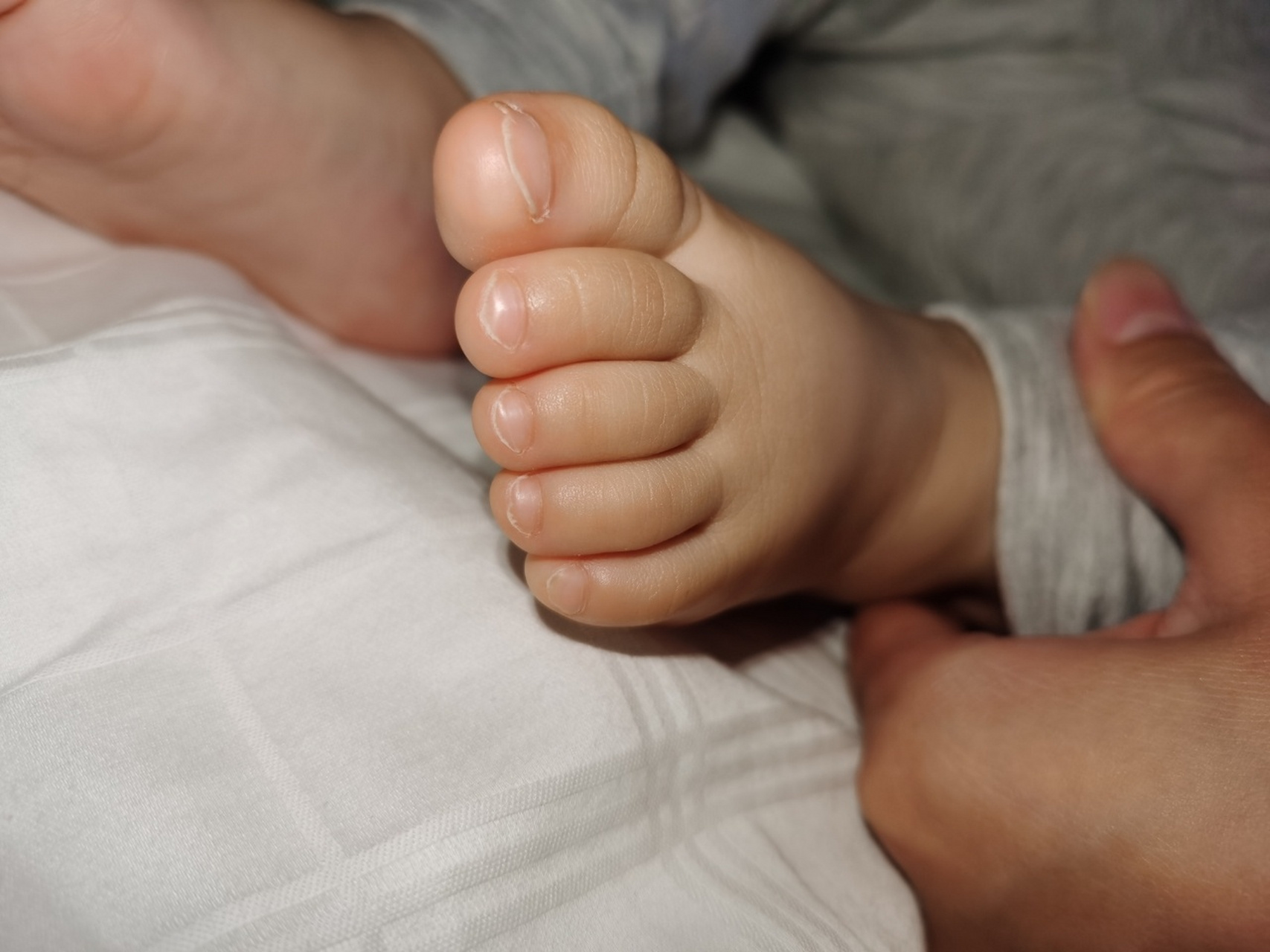 但是婆婆说他们满族人小脚趾的指甲就是