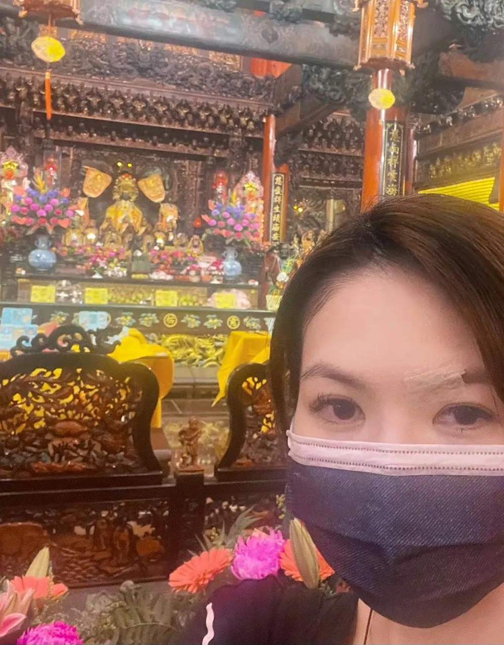 5月12日,中国台湾女演员星卉乖乖地去到松山慈佑宫还愿.所为何由呢?