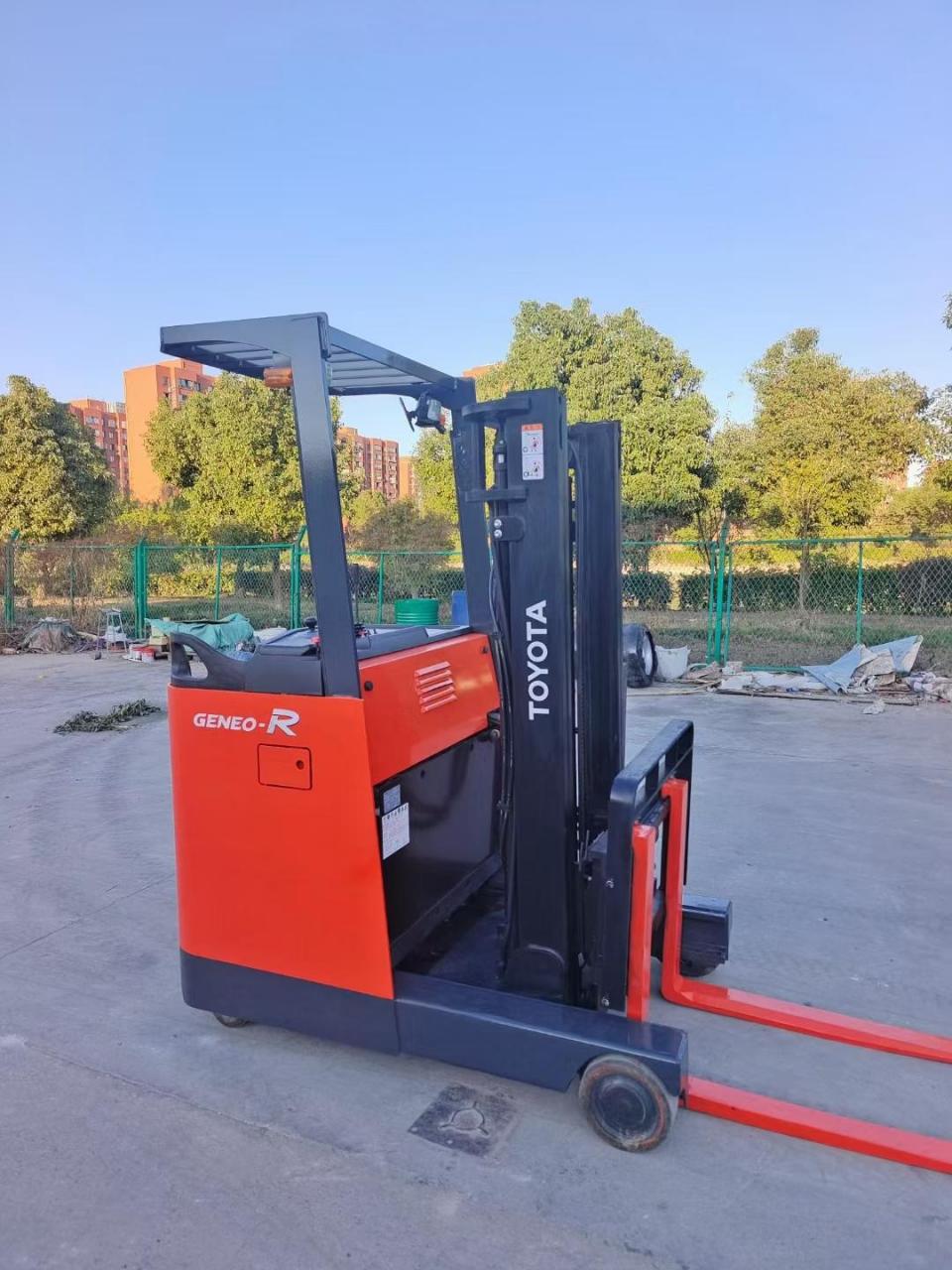 仓储货架堆高专用 站立式电动叉车 岛国原装进口 搭载全新电池 升高3