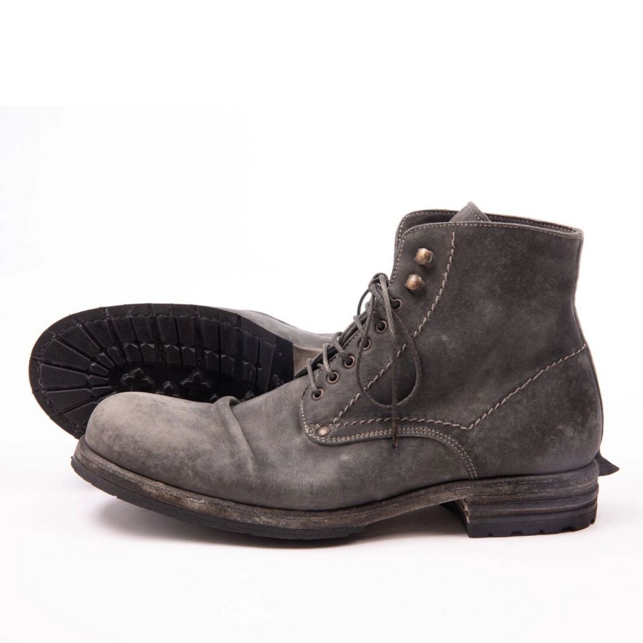 种草 | 意产小众鼎级鹿皮靴子 图中的靴子是我看到的相当帅的一双鹿皮