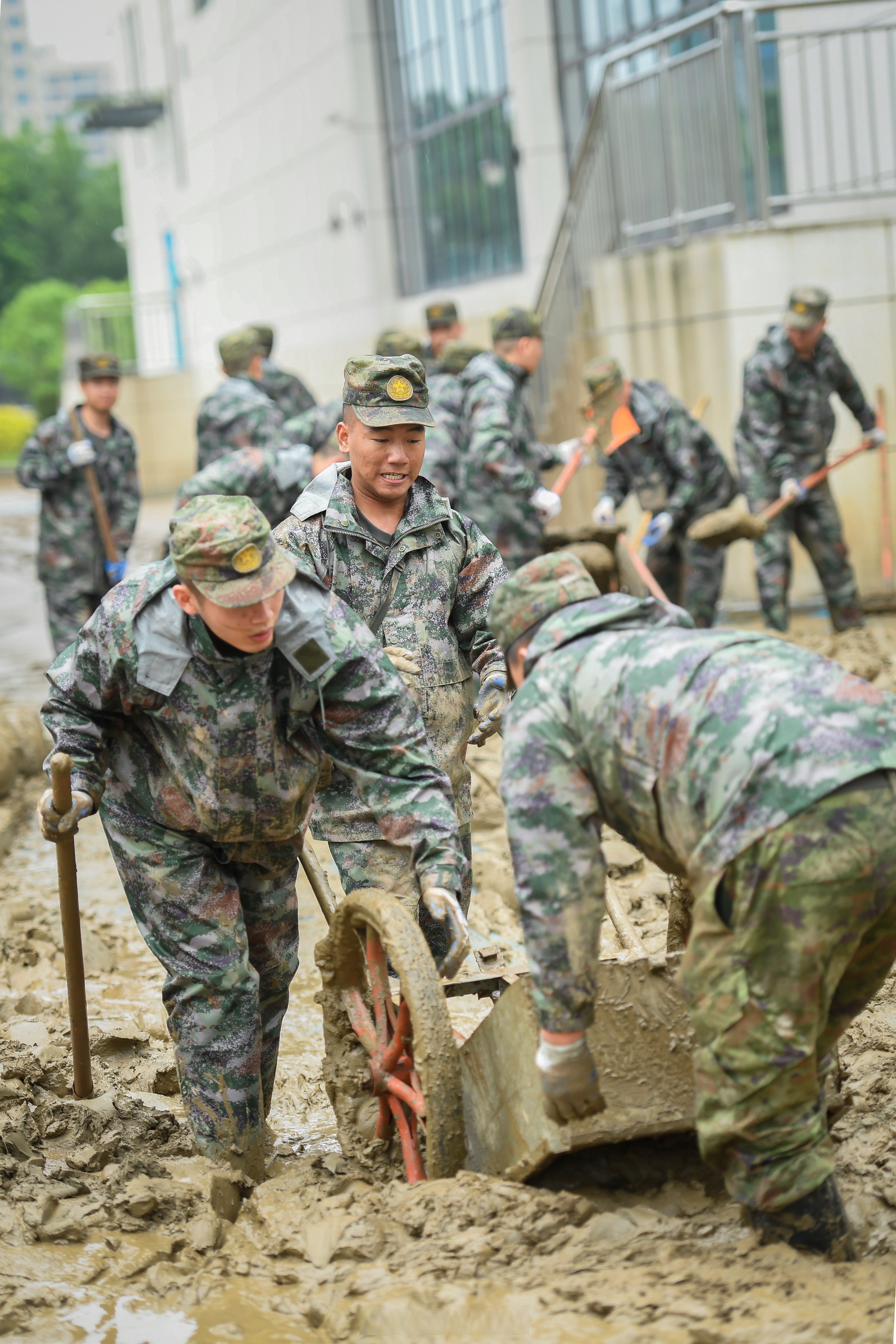 子弟兵持续奋战防汛救灾一线#[good]】连日来,安徽歙县接连暴雨,县城