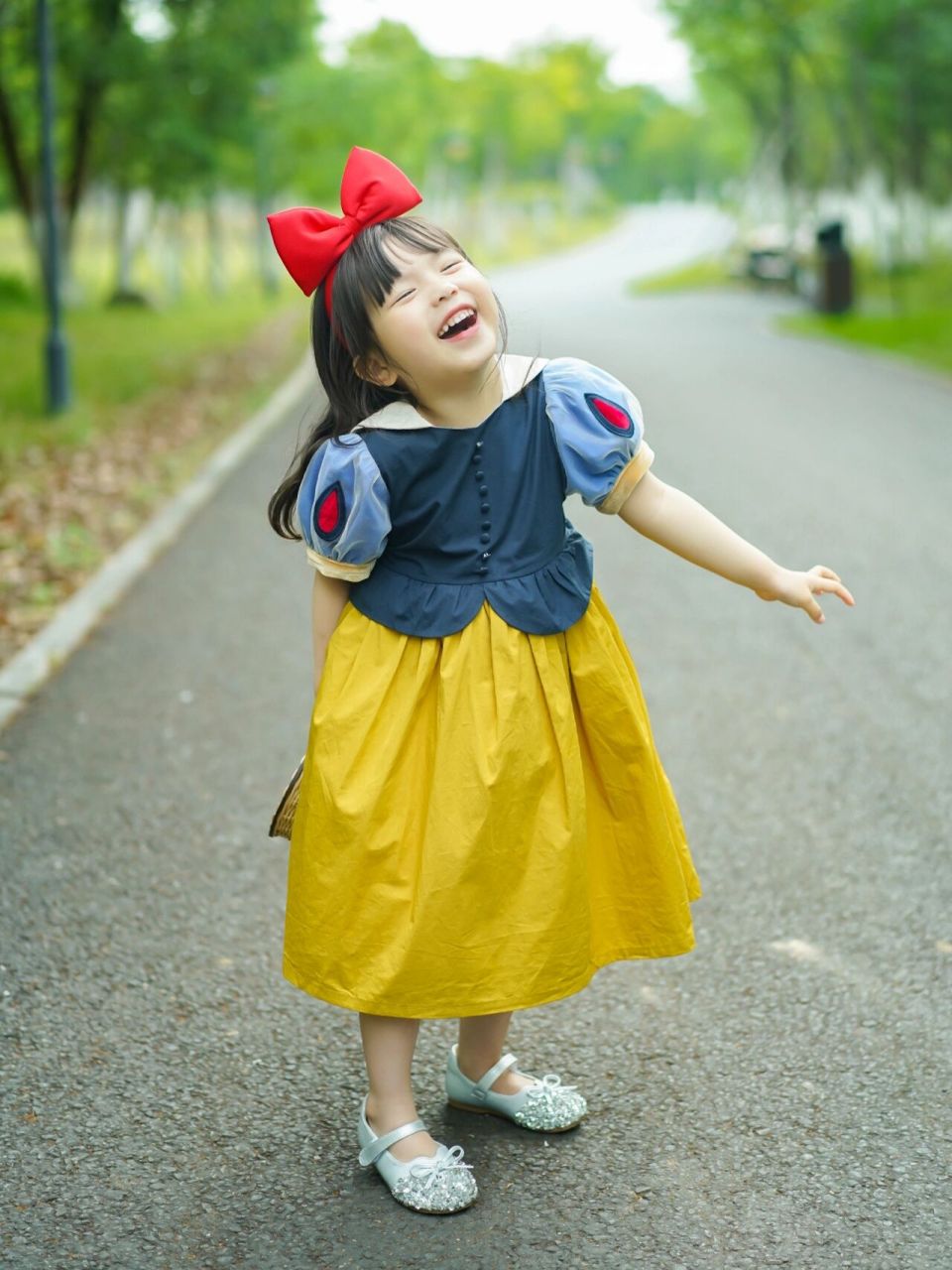 女孩子都会喜欢的白雪公主裙了吧～ 	 太精致啦 #骗你生女儿# #女童穿