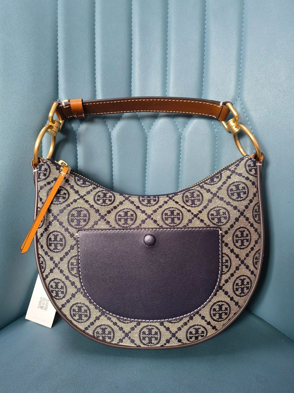 tb 蓝色老花t monogram月牙包 tb 这款月牙包,百搭又轻盈,感觉最出彩