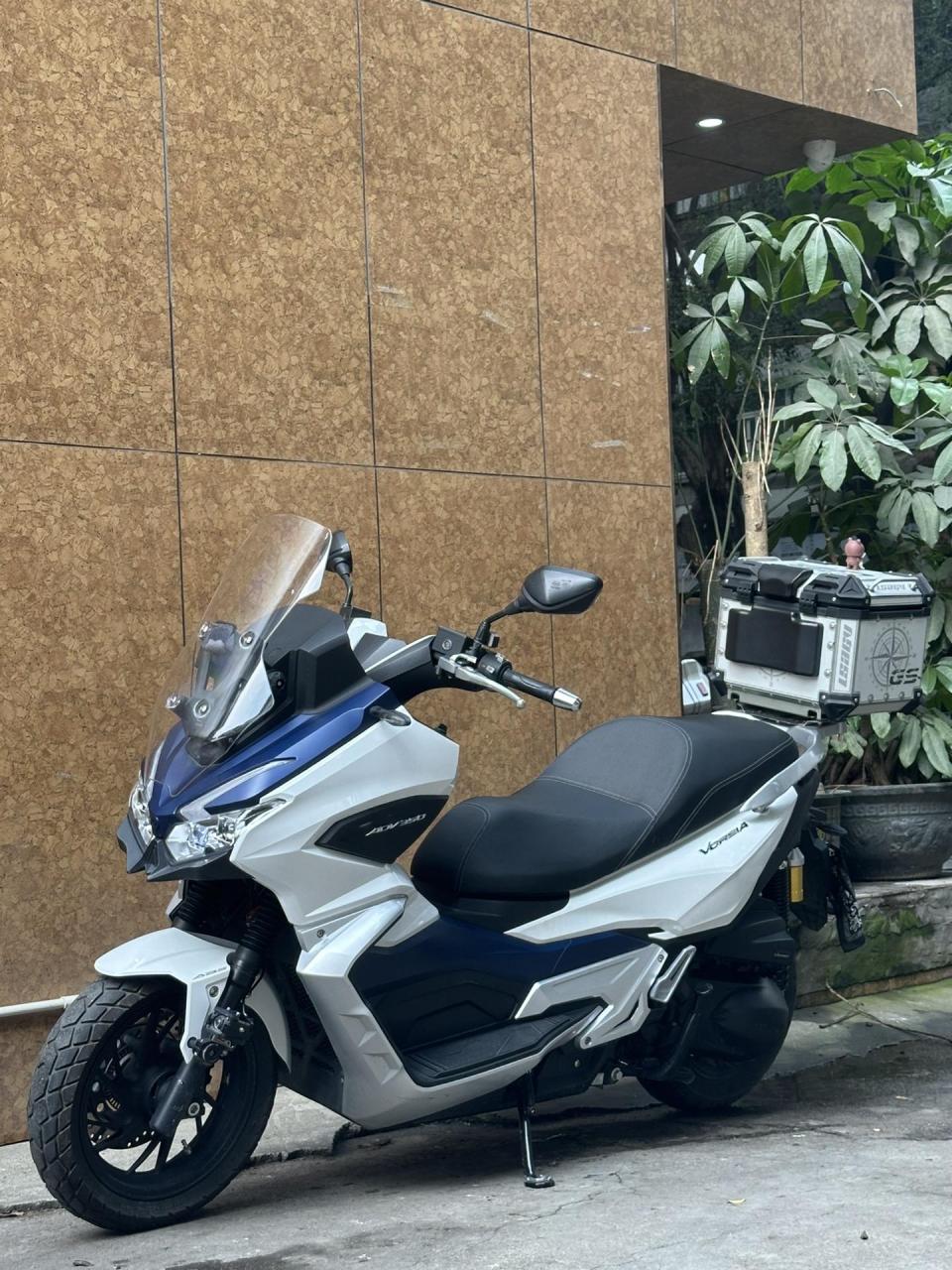 22年大阳350adv02 02加装:射灯02尾箱