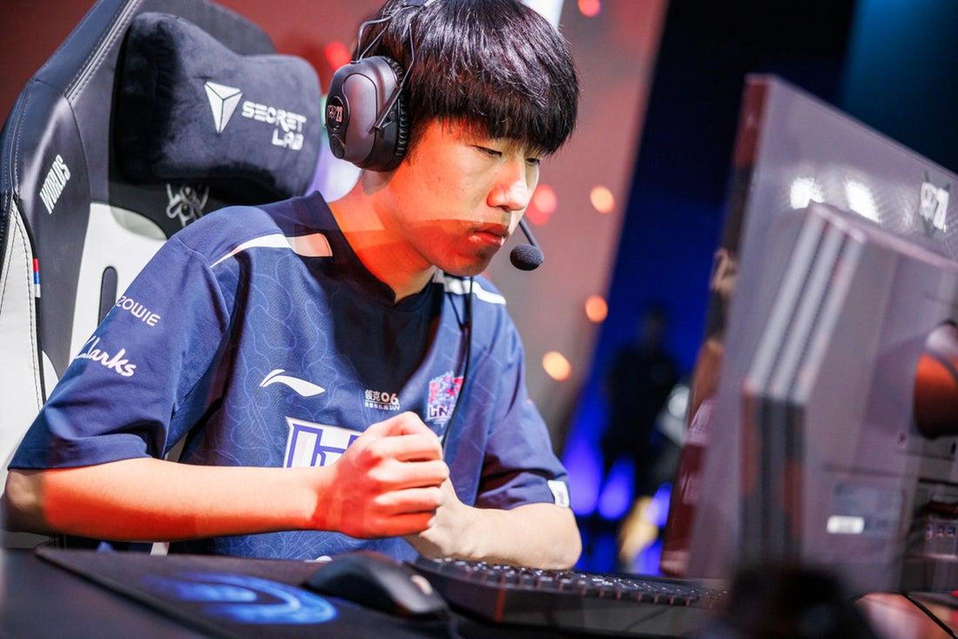 lng止步八强后,只有gala一人还在打rank  lng在5号的八强赛中被t1 3-0