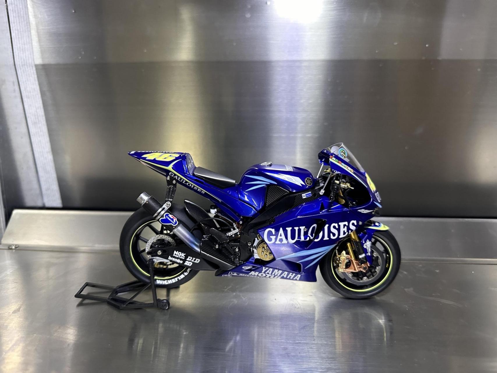 田宫1/12motogp雅马哈04年m1,猴王罗西座驾完工,拖拖拉拉几个月终于干