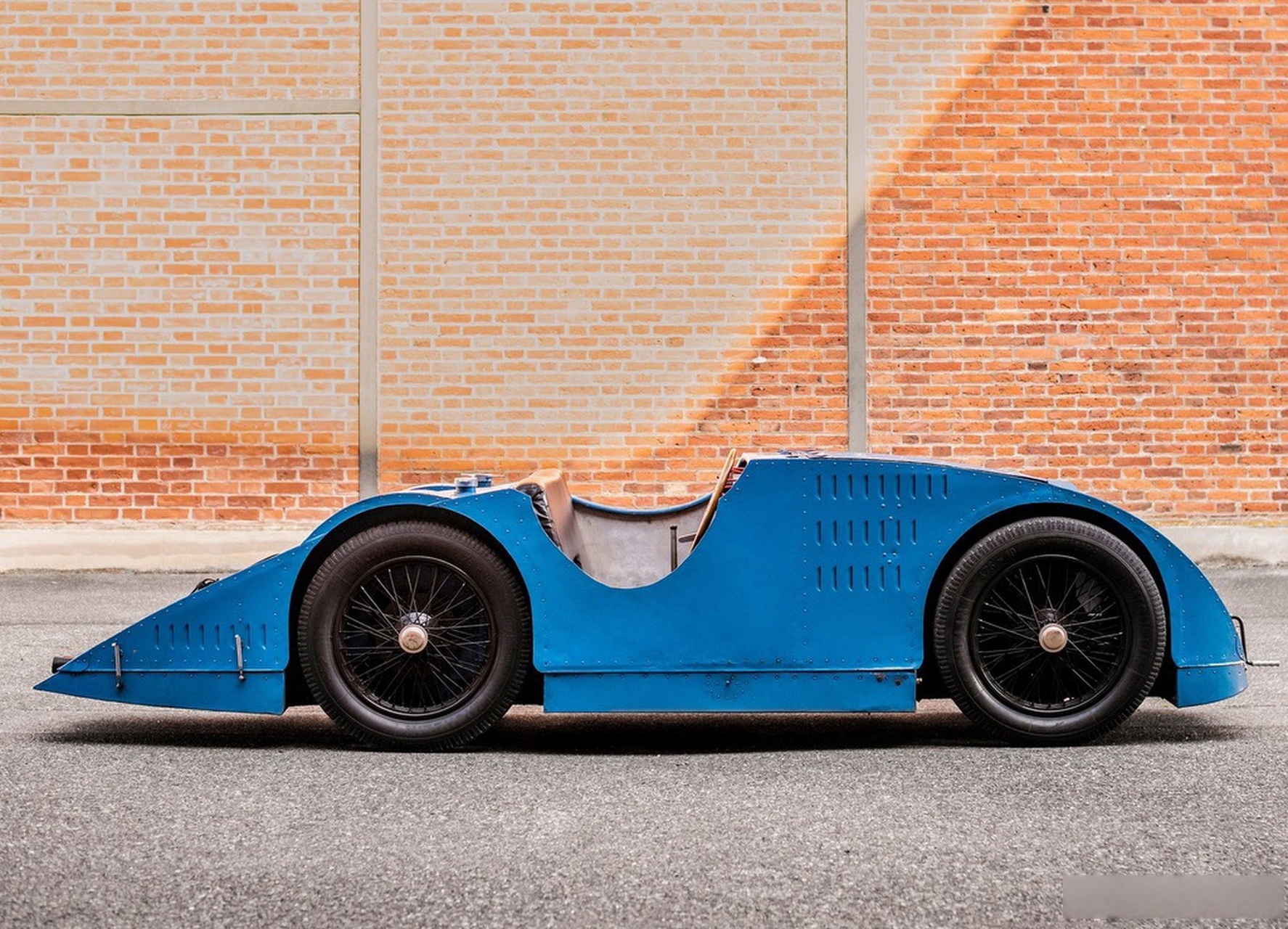 bugatti type 32,2.0升8缸汽油机90马力,1923年跑比赛的车,造了4台.