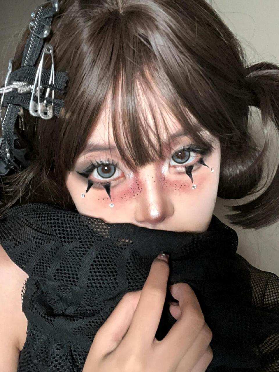 画了个小魔女妆! 搭配了四款伊娃爱的美瞳,每个都很适合万圣节妆容!