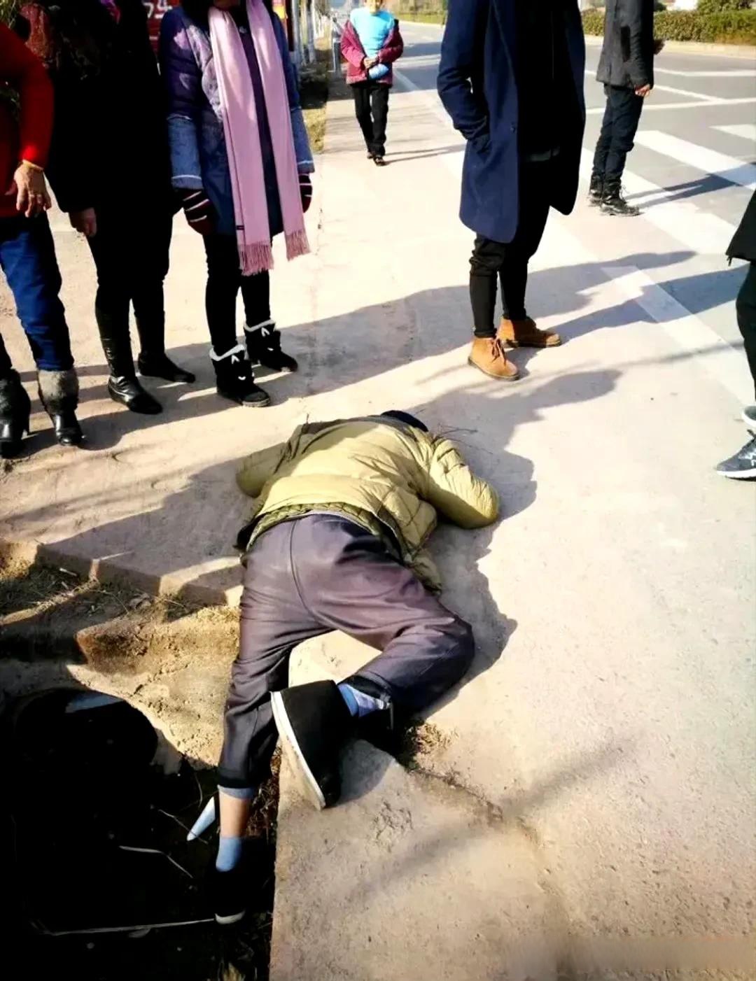 一个老人摔倒在马路边,49人路过,不但没有一个人扶,而且还没有一个人