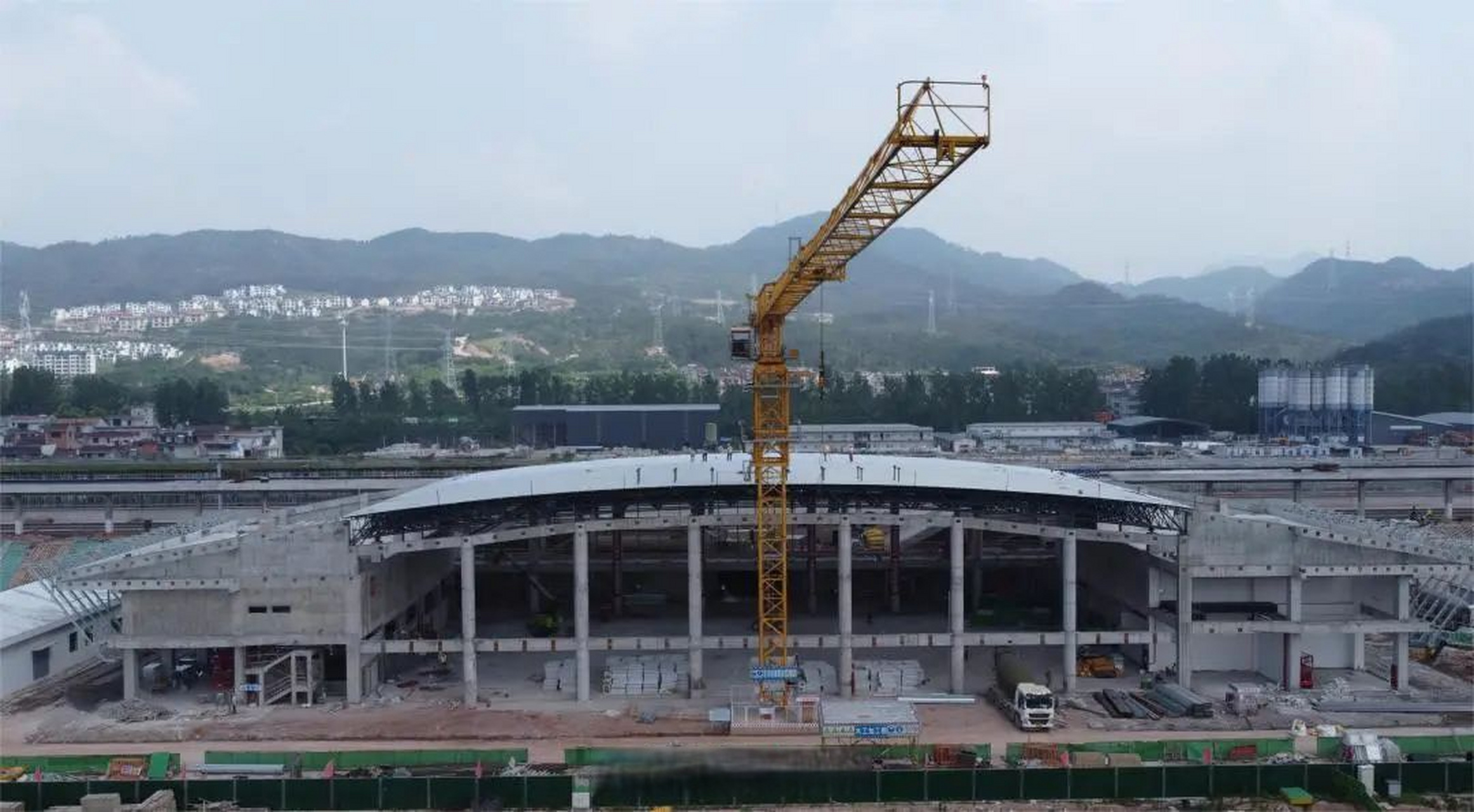 4月上旬,金甬铁路东阳站站房主体结构完成后,进入了二次结构施工