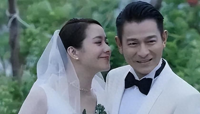 16岁的赖文慧偶然成了刘德华的舞伴,一合作就是数十年,这缘分,简直像