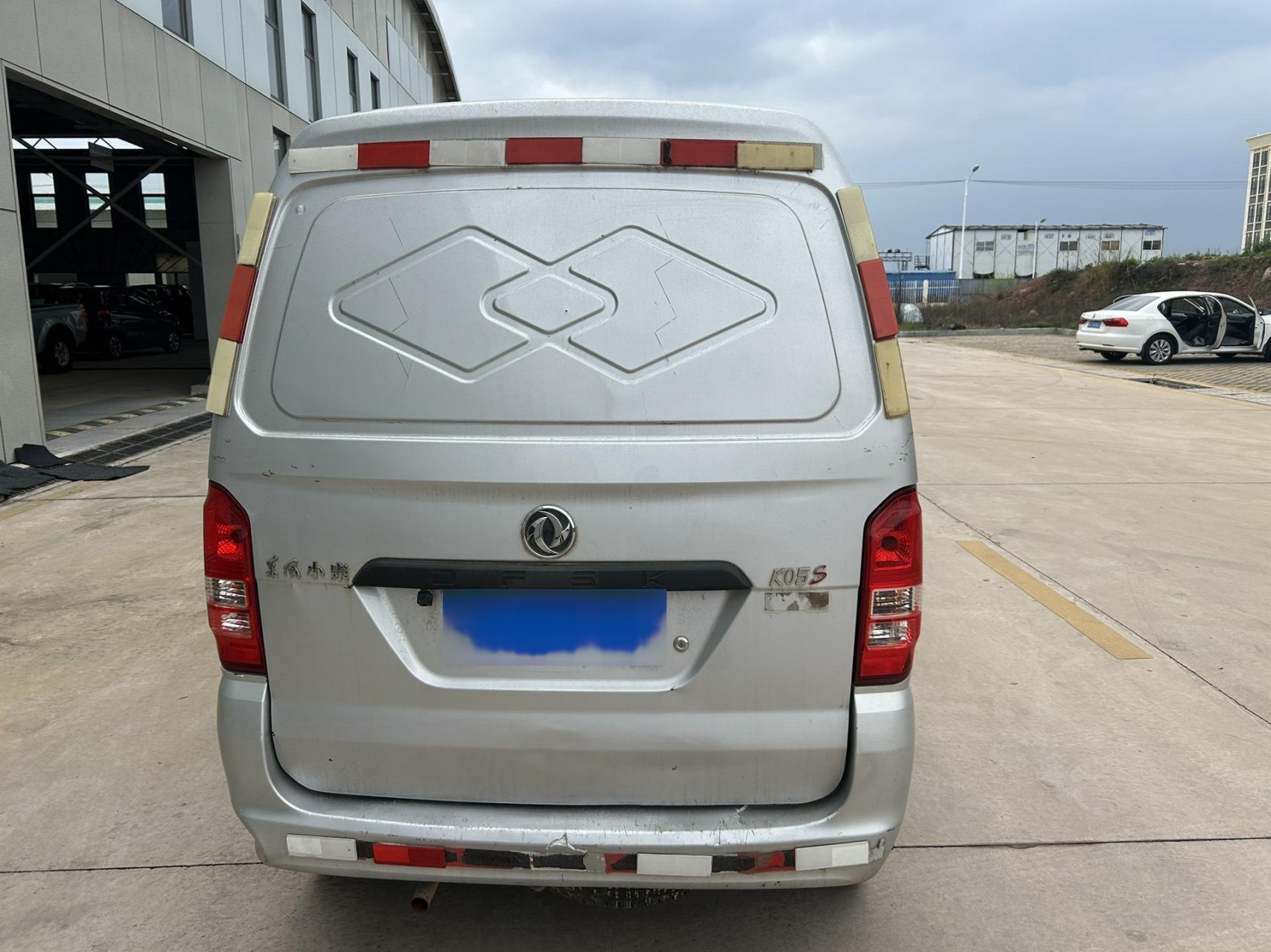 20年东风面包封闭式货车,费用齐全轮胎新带空调,合法拉货2坐货运版