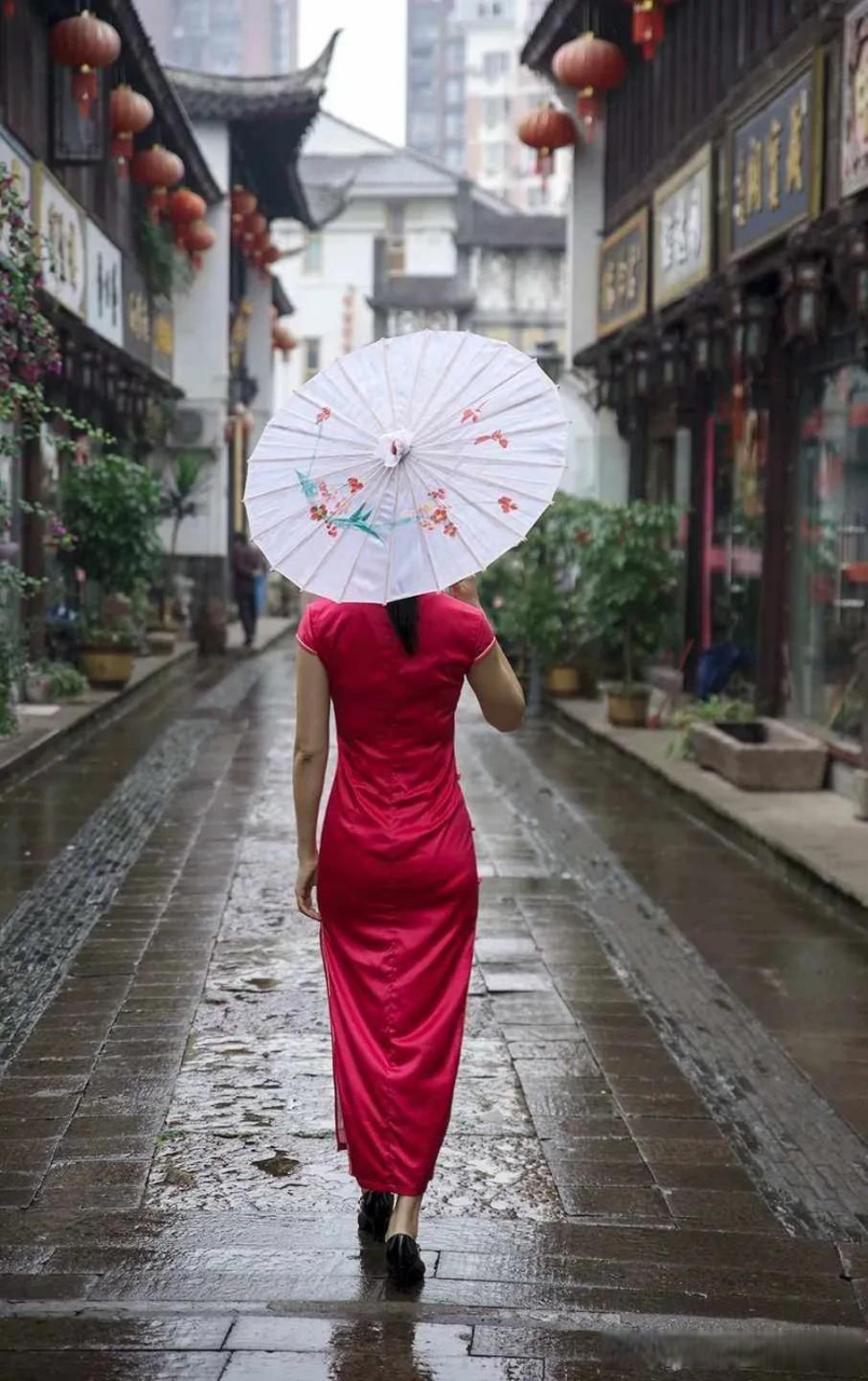 江南雨巷 谁撑着油纸伞寂寞又惆怅 雨巷飘来风的忧伤 石板路古老悠长