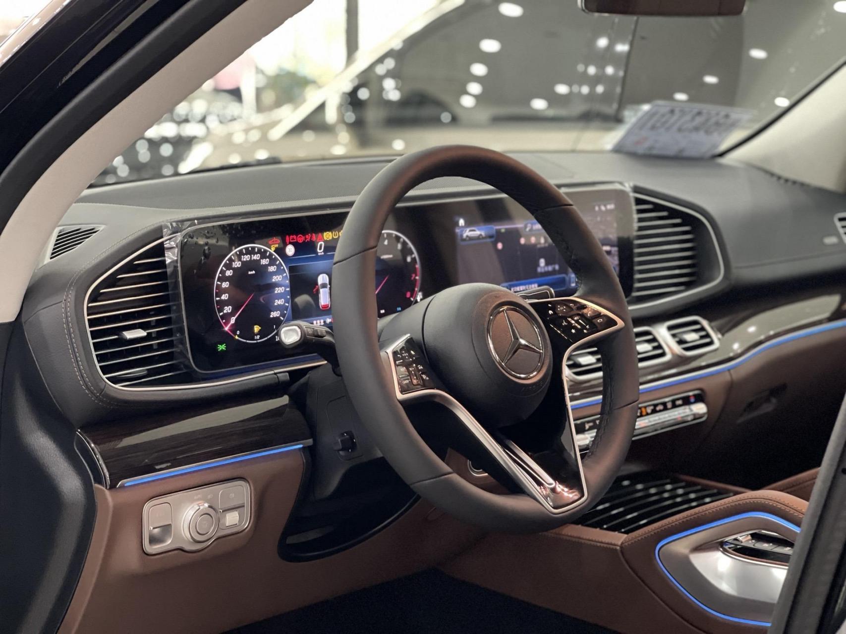 奔驰gle350时尚特别版.底盘升降,acc,高高配 指导价74.88万 外黑内棕